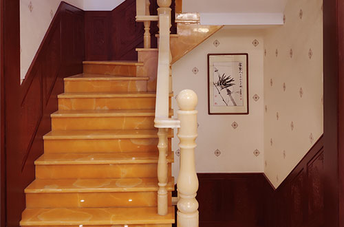 海头镇中式别墅室内汉白玉石楼梯的定制安装装饰效果